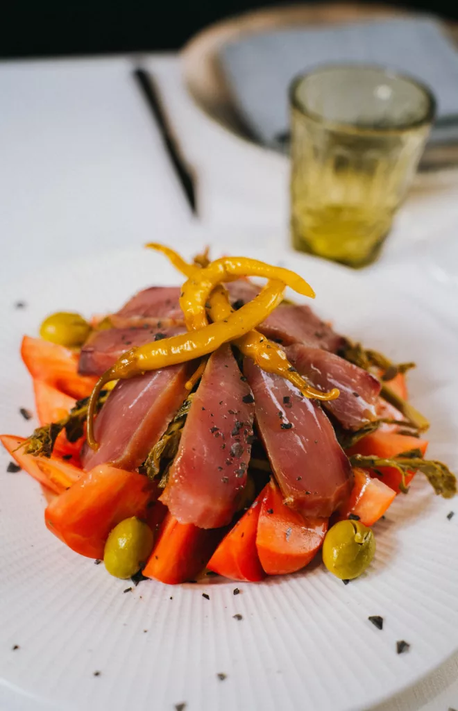 Ensalada de tomate y bonito